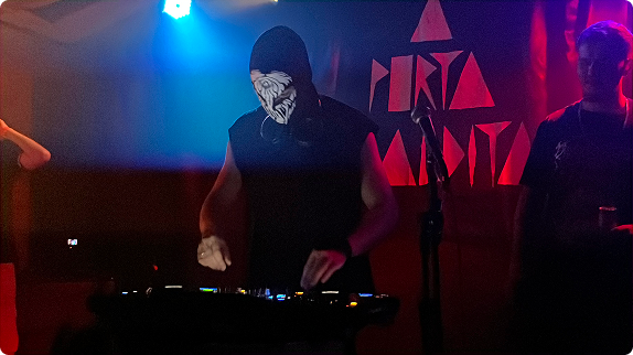 DJ Escoliose se apresentando no evento da Mechanical Collective na Porta Maldita, Pinheiros